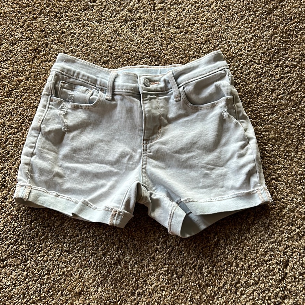 Girls Light wash jean shorts.